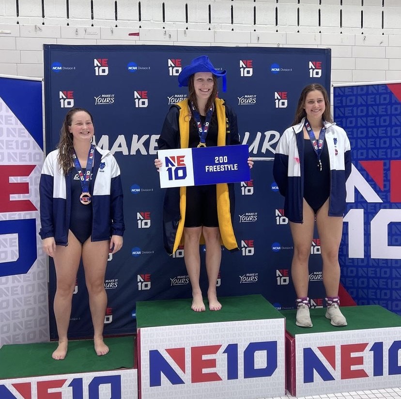 Freshman Sophie Greko on the podium with her gold medal for the 200 yard freestyle (paceswimdive/IG)