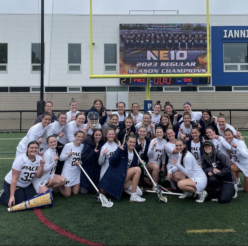 Pace Womens Lacrosse pose postgame to celebrate their regular season championship (pacewlax/IG)