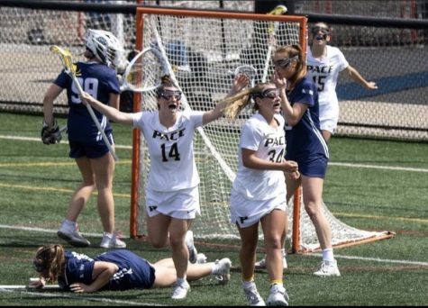 Junior midfielder Angela Porcello (34) celebrates her 100th career goal with Sydney Juveiler(14) (Pacewlax/IG)
